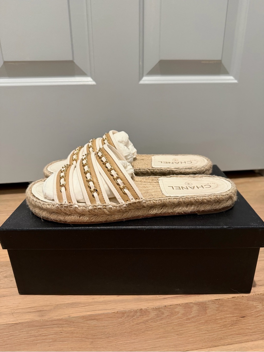 CHANEL White and Tan Espadrille Slide Sandals with Gold Chain Trim - Picture 4 of 7